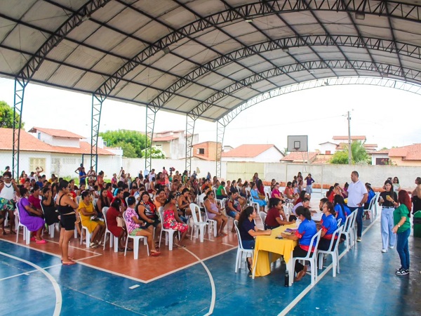 Famílias aracatienses recebem o Cartão Ceará sem Fome